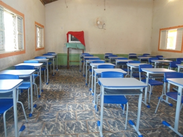 Escola Municipal Bethel é equipada com novas cadeiras e mesas de professor
